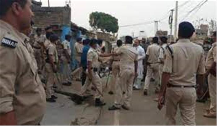 बिहार - शराब माफिया के यहां रेड मारने गई पुलिस टीम पर हमला , महिलाओं ने पत्थरबाजी करके जवानों को भगाया
