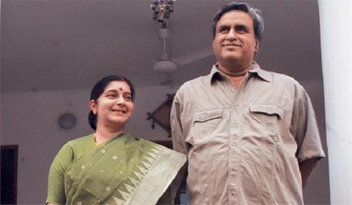 मेरी उम्र और मैडम की सैलरी मत पूछो, विदेश मंत्री सुषमा स्वराज के पति ने ट्विटर पर फैंस को दिया जवाब