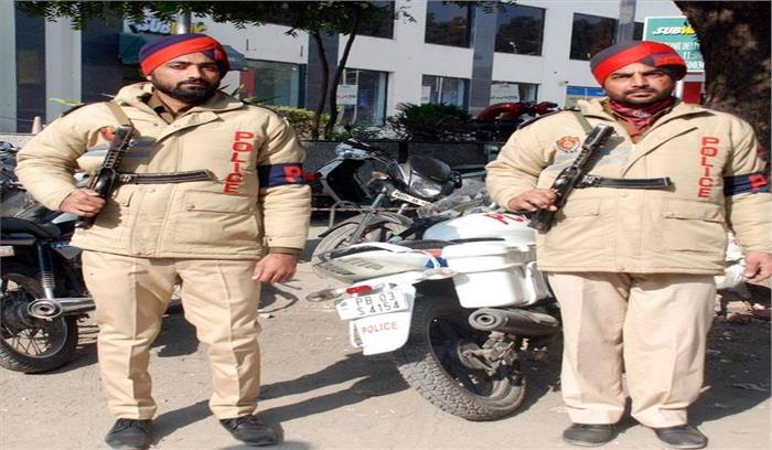 Breaking News - जम्मू- पंजाब बॉर्डर पर 4 संदिग्ध इनोवा कार छीनकर फरार , पुलिस ने अलर्ट जारी किया
