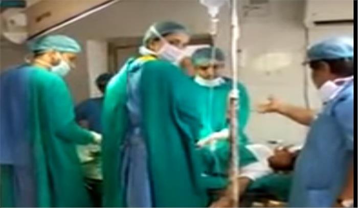 गर्भवती महिला ऑपरेशन टेबल पर बेहोश थी और ऑपरेशन के बजाए डॉक्टर आपस में लड़ने लगे, नवजात की मौत...वीडियो देखें