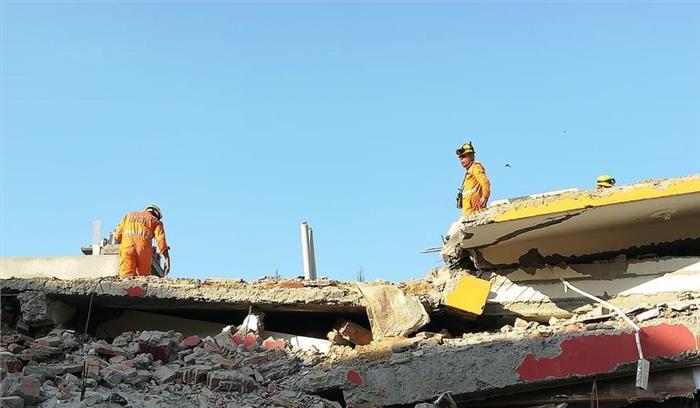 नोएडा में निर्माणाधीन इमारत गिरी, 1 की मौत 3 घायल
