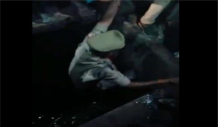 देवरिया में तैनात यातायात पुलिस के सब इंस्पेक्टर को सलाम करें , मासूम को बचाने के लिए नाले में लगाई छलांग


