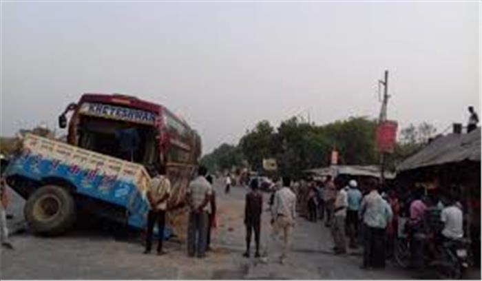 दिल्ली से वाराणसी जा रही पर्यटकों से भरी बस की ट्रैक्टर ट्राॅली से टक्कर, 2 की मौके पर ही मौत