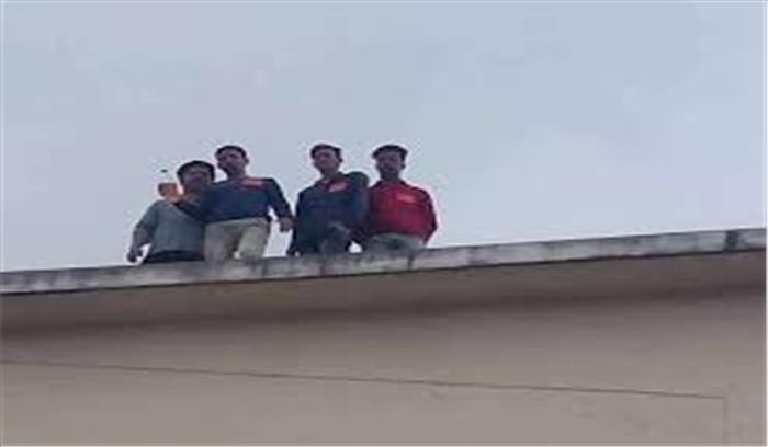 गढ़वाल विश्वविद्यालय में पेट्रोल की बोतल लेकर छत पर चढ़े छात्र, प्रशासन के छूटे पसीने 