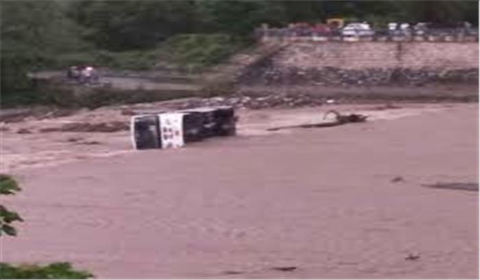बीन नदी के बहाव में फंसी बस, सभी 30 यात्रियों को सुरक्षित बचाया गया
