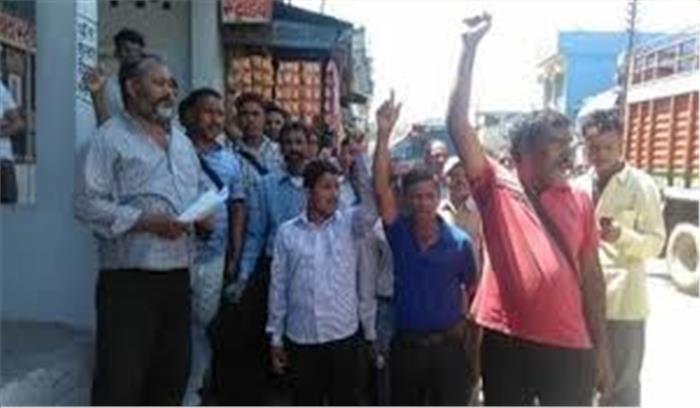 सलेमपुर में शिलान्यास करने पहुंचे विधायक को लोगों ने घेरा, पहले शुरू किए गए कामों का मांगा हिसाब