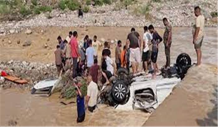 उत्तराखंड  - रामनगर में पर्यटकों से भरी कार ढेला नदी में गिरी , 9 लोगों की मौत ,2 युवतियां बचाई गईं 