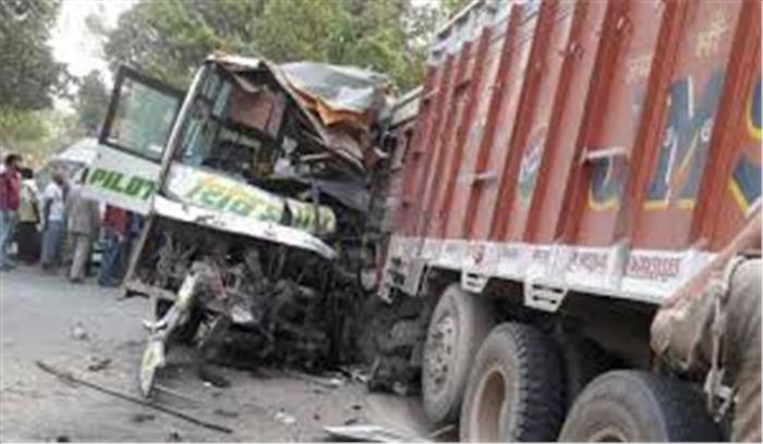 महाराष्ट्र के तीर्थयात्रियों से भरी बस अंबेडकर नगर में ट्रक से टकराई, 11 तीर्थयात्री घायल
