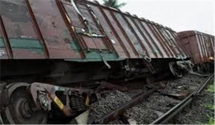 फर्रुखाबाद में हुआ बड़ा रेल हादसा, मालगाड़ी के 2 डिब्बे पटरी से उतरे, गार्ड गंभीर रूप से घायल