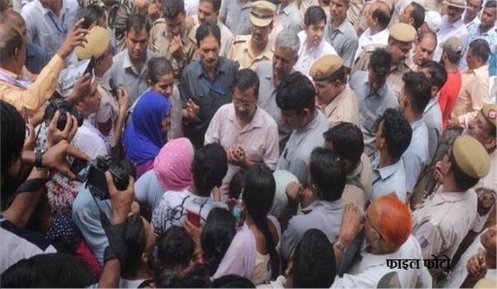 फ्री मेट्रो सेवा के सवाल पर महिला ने CM अरविंद केजरीवाल की शर्ट पकड़ी , लोगों ने जताया विरोध