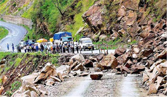 उत्तराखंड - राज्य के 6 जिलों में अगले 2 दिन भारी बारिश का अलर्ट , भूस्खलन और पहाड़ी में दरार आने से हाईव पर यातायात प्रभावित