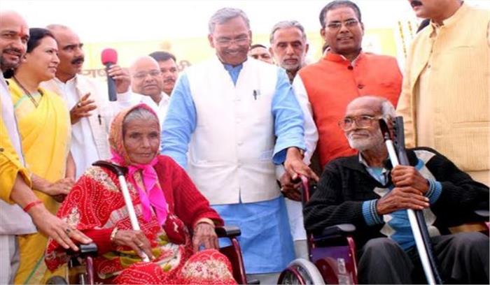 मुख्यमंत्री ने अल्मोड़ा में की राष्ट्रीय वयोश्री योजना की शुरुआत, बुजुर्गों को मिलेगी हर मुमकिन मदद